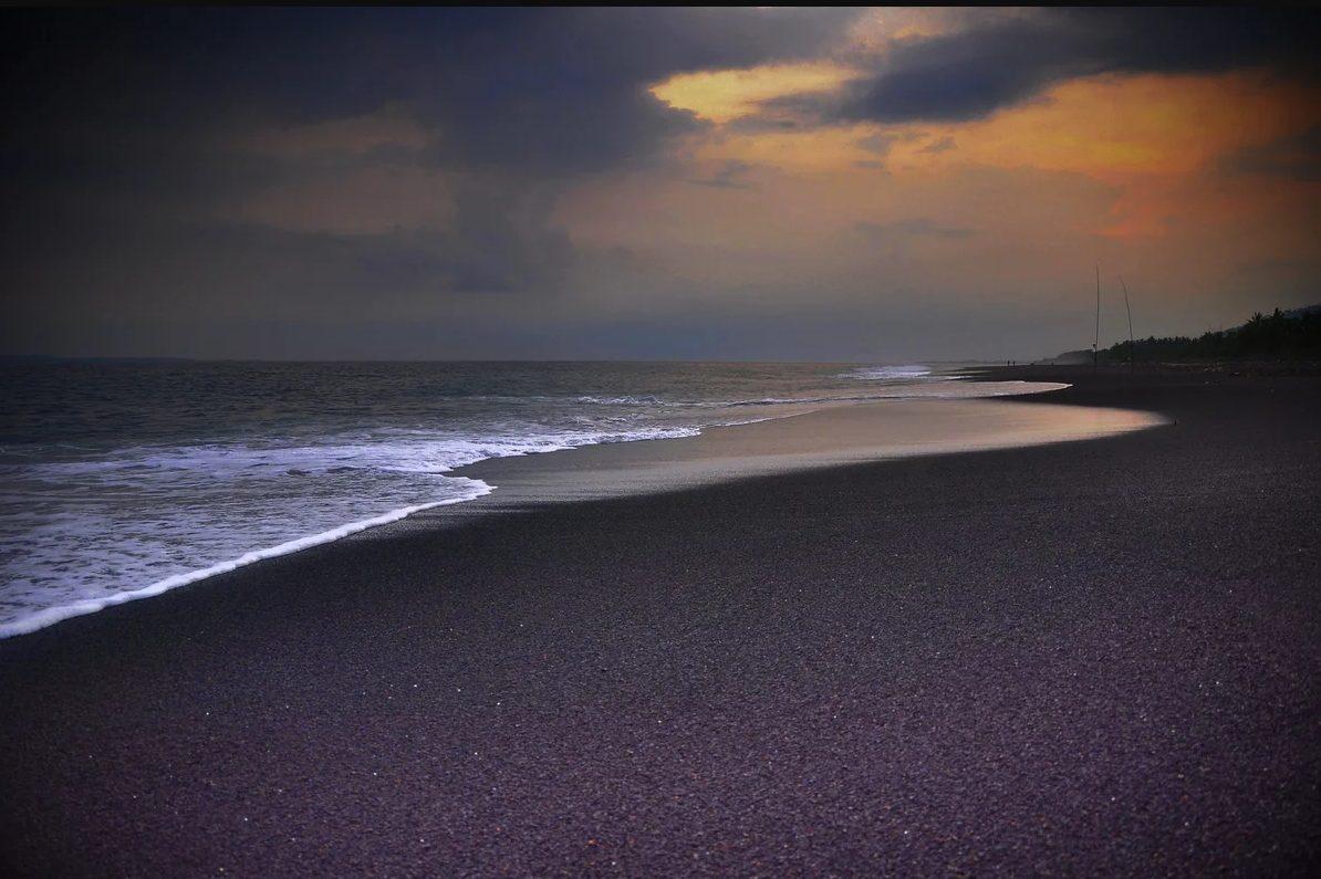 Почему на Бали черный песок