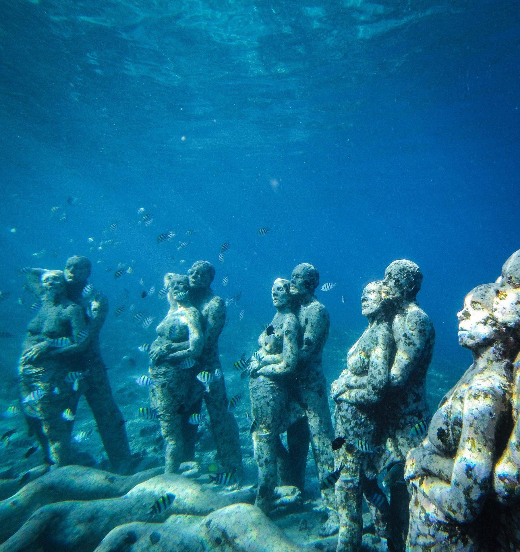 фото подводные статуи