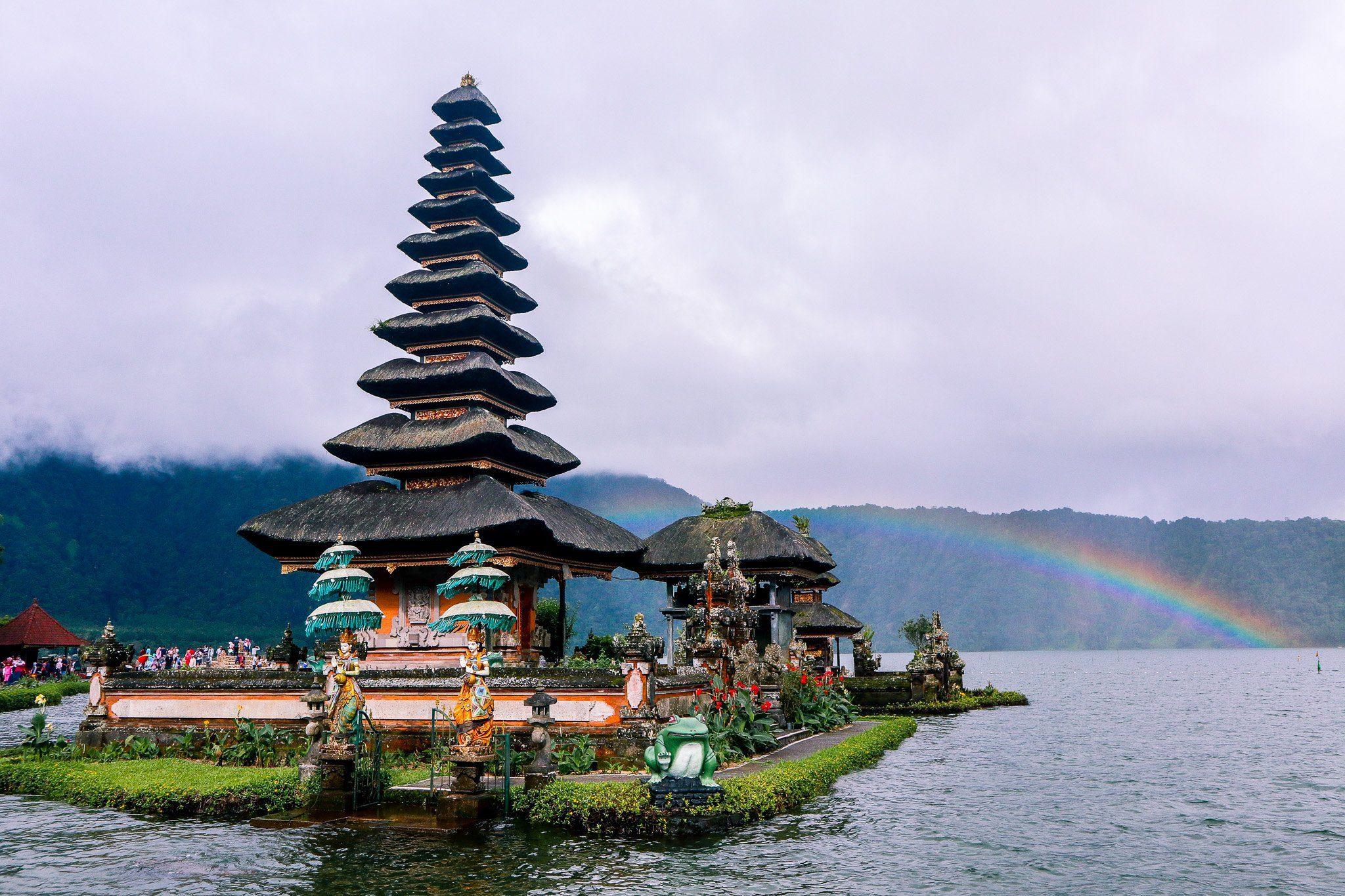 Фото храма на озере