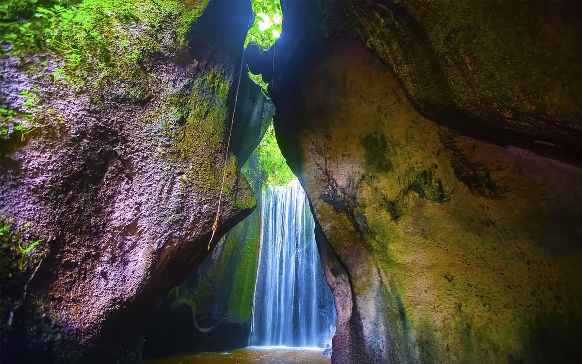 Фото водопада среди скал