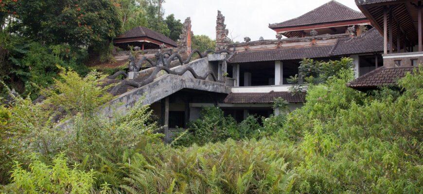 Разрушенный отель на Бали